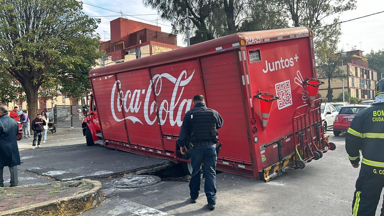 Se hunde camión de Coca Cola en socavón de la Jardín Balbuena. Foto: Ramón Ramírez