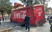 Se hunde camión de refrescos en socavón de la Jardín Balbuena