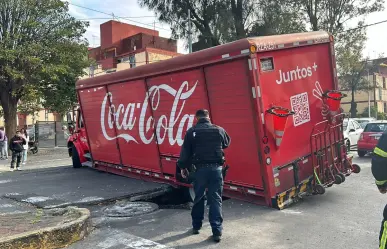 Se hunde camión de refrescos en socavón de la Jardín Balbuena