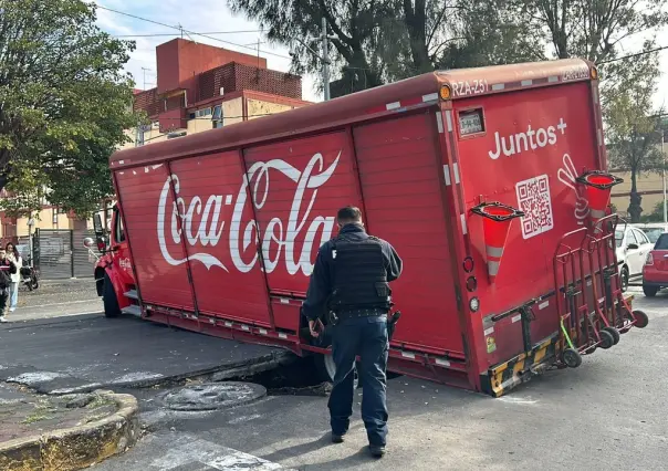 Se hunde camión de refrescos en socavón de la Jardín Balbuena