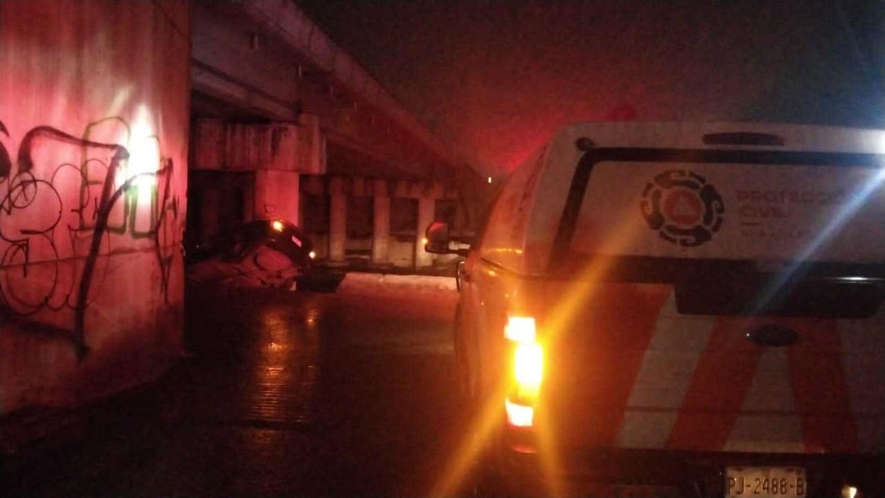 En la zona donde la llovizna estaba presente solo un muro detenía al taxista de un final trágico. Foto: Raymundo Elizalde.