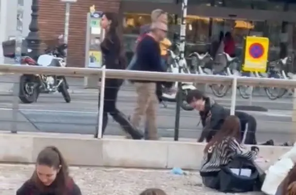 En el clip se observa a la joven caminando tranquilamente por las calles, mientras detrás de ella un hombre en cuatro patas la sigue con todo y su correa puesta. Foto: Especial.