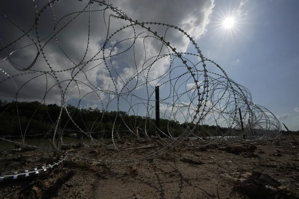 - Alambre de púas se extiende a lo largo de las orillas del río Bravo en la granja de Hugo y Magali Urbina, cerca de Eagle Pass, Texas, lunes 7 de julio de 2023. (AP Foto/Eric Gay, Archivo)