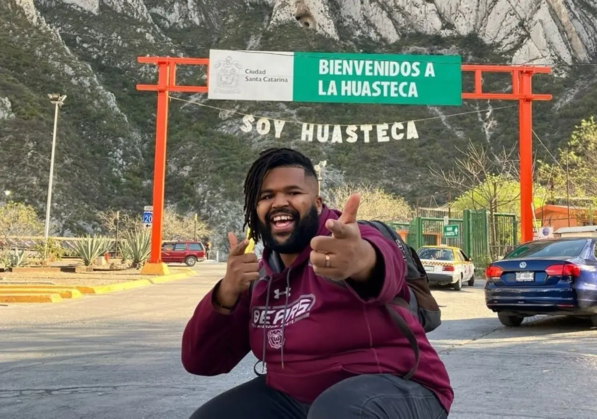 Desmond Warren de 27 años, es originario de Kansas City, Missouri, y se hizo viral en redes sociales por mostrar su amor al municipio de Santa Catarina, donde actualmente radica. Foto: Cynthia Pardo