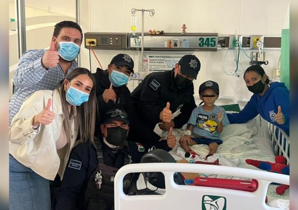 Policías visitan a niño internado en hospital que sueña ser como ellos