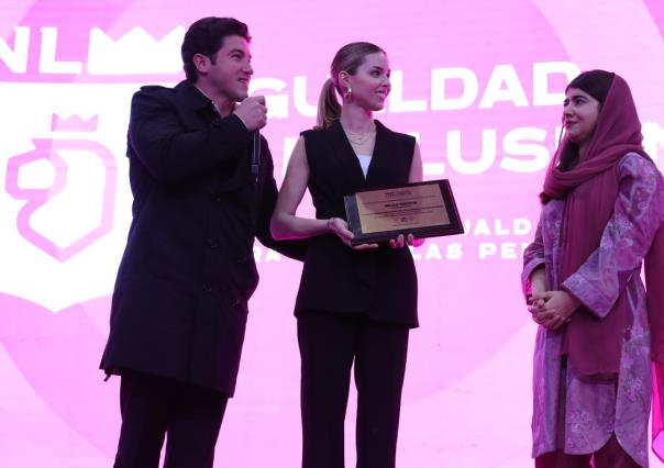 Samuel García entrega reconocimiento a Malala Yousafzai en Cumbre Internacional