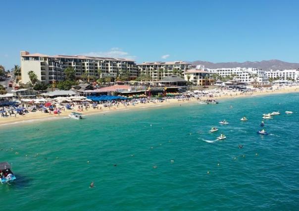 Reubican yate hundido en playa El Médano en Cabo San Lucas