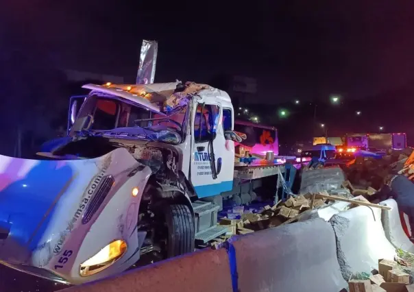 Exceso de velocidad causa volcadura de camión torton en Tlalnepantla