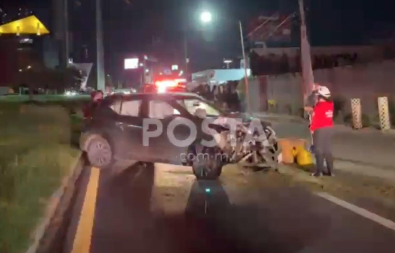 A la zona llegaron elementos de Protección Civil de Monterrey que vieron que la persona involucrada y que conducía una camioneta NISSAN se impacta en un poste y lo tira. Foto: Raymundo Elizalde.