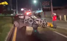Derriba auto poste tras choque en avenida Lázaro Cárdenas