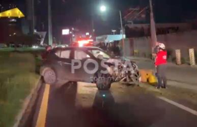 Derriba auto poste tras choque en avenida Lázaro Cárdenas