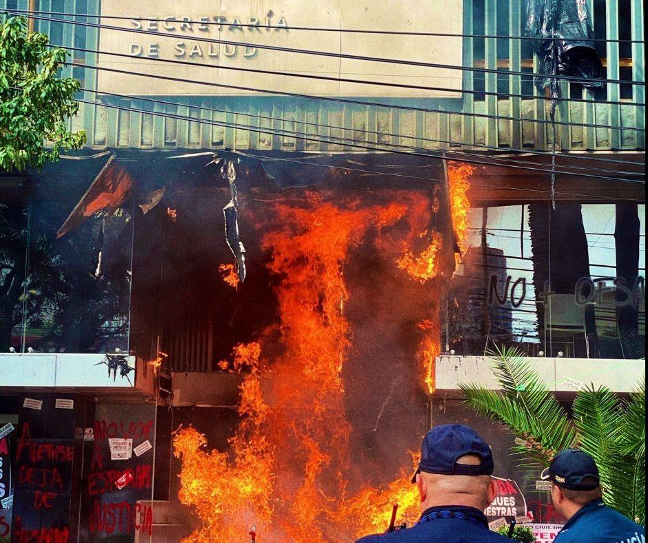 Incendian Secretaría de Salud en Polanco por falta de medicamentos contra VIH Foto:@RickyKlehr