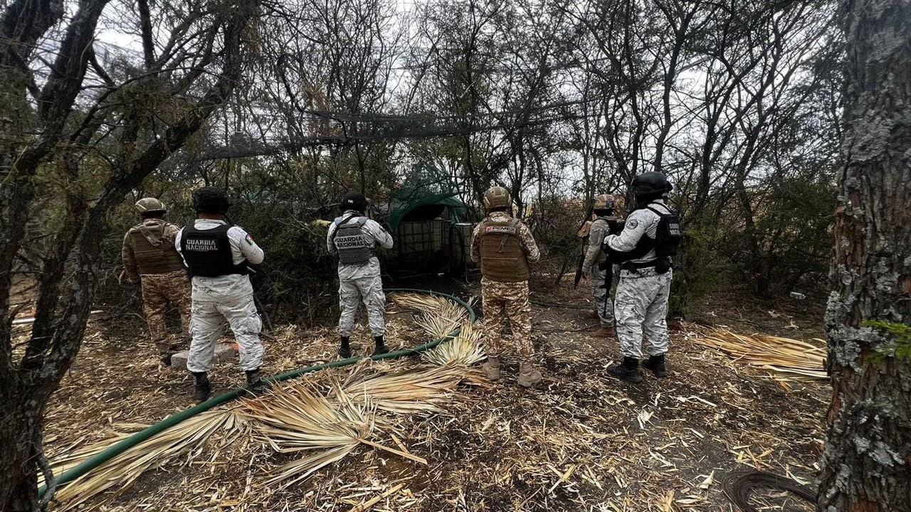 Todos los elementos recolectados, incluyendo los contenedores, el hidrocarburo, el vehículo y las mangueras, fueron puestos a disposición de la Agencia del Ministerio Público Federal. Foto: Facebook Guardia Nacional