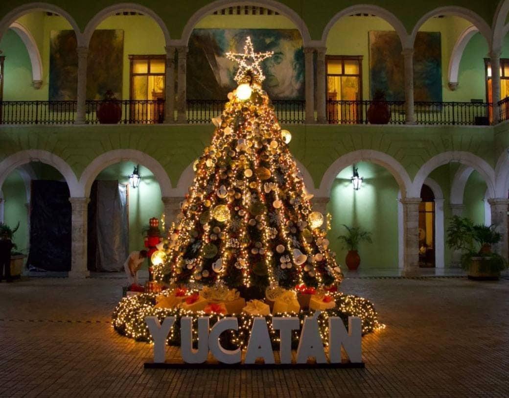 El Palacio de Gobierno de Mérida enciende su set navideño y te invita a visitarlo todo el mes. Foto: Irving Gil