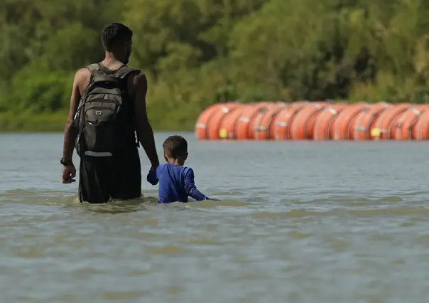 Tribunal federal ordena a Texas mover barrera de boyas en el río Bravo