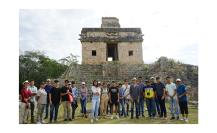 Visitan estudiantes Dzibilchaltún para analizar su  arquitectura