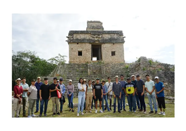 Visitan estudiantes Dzibilchaltún para analizar su  arquitectura