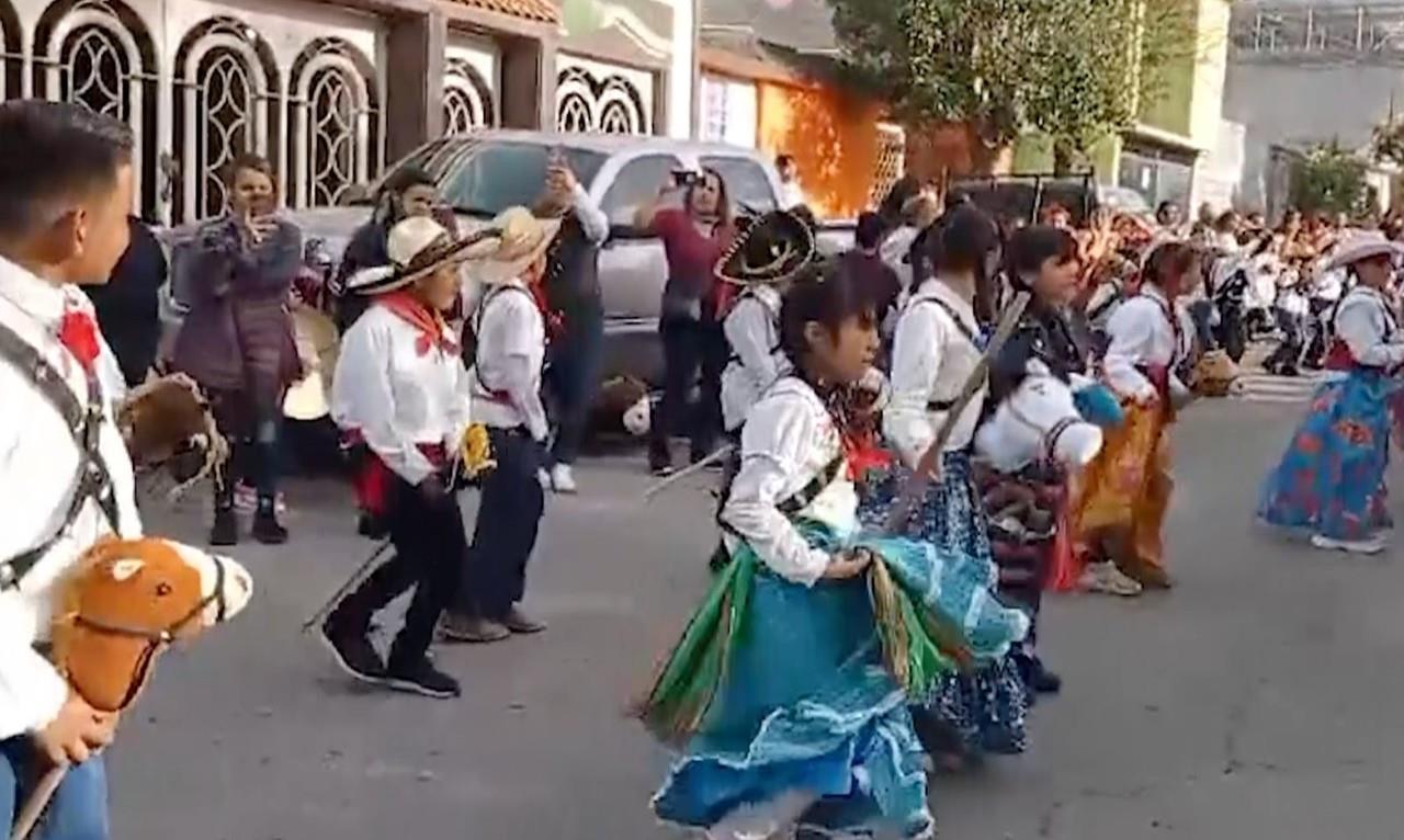 Desfilaron con alegría los alumnos. Foto:Marco Duarte