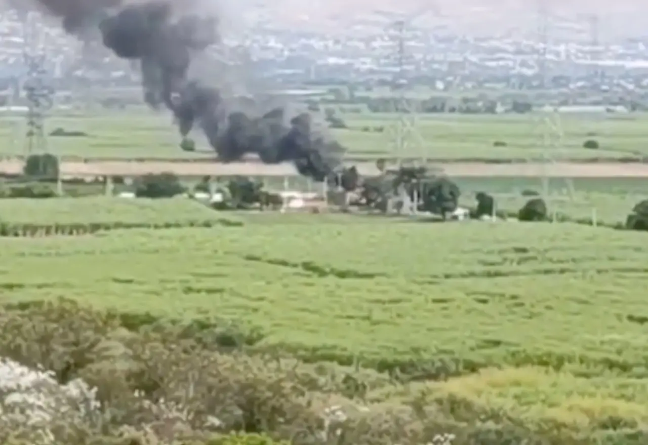 Los primeros reportes indican que la avioneta cayó en camino a la exhacienda El Hospital en Cuautla y que al parecer brindaba servicio para la CFE. Foto: PC Morelos.