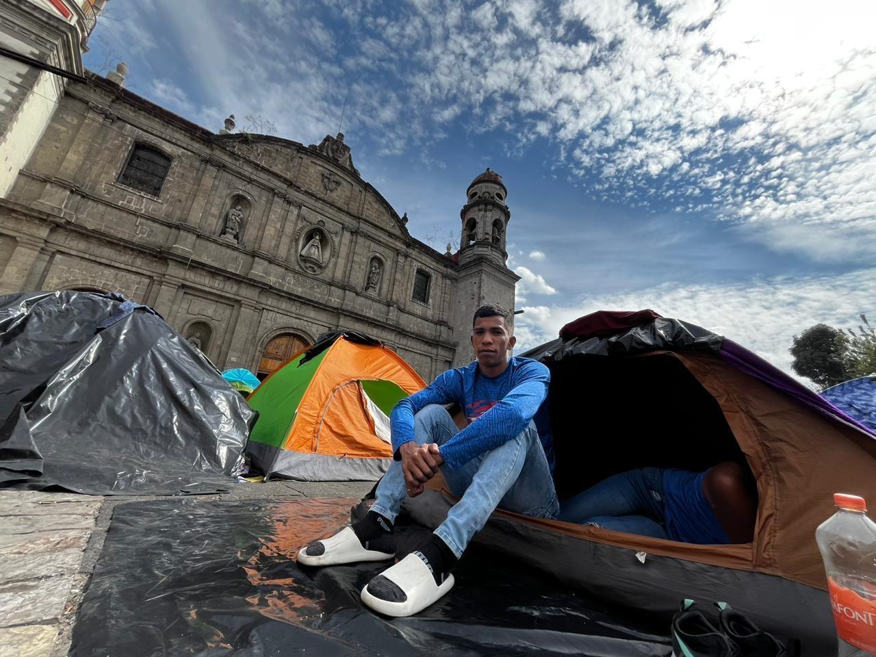 Saturan atrio de iglesia de la Soledad, cientos de inmigrantes. Foto y video: Iván Macías