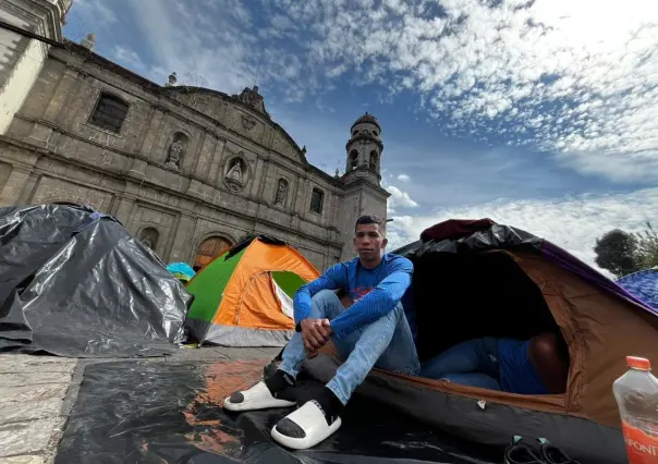 Inmigrantes saturan atrio de la iglesia de la Soledad