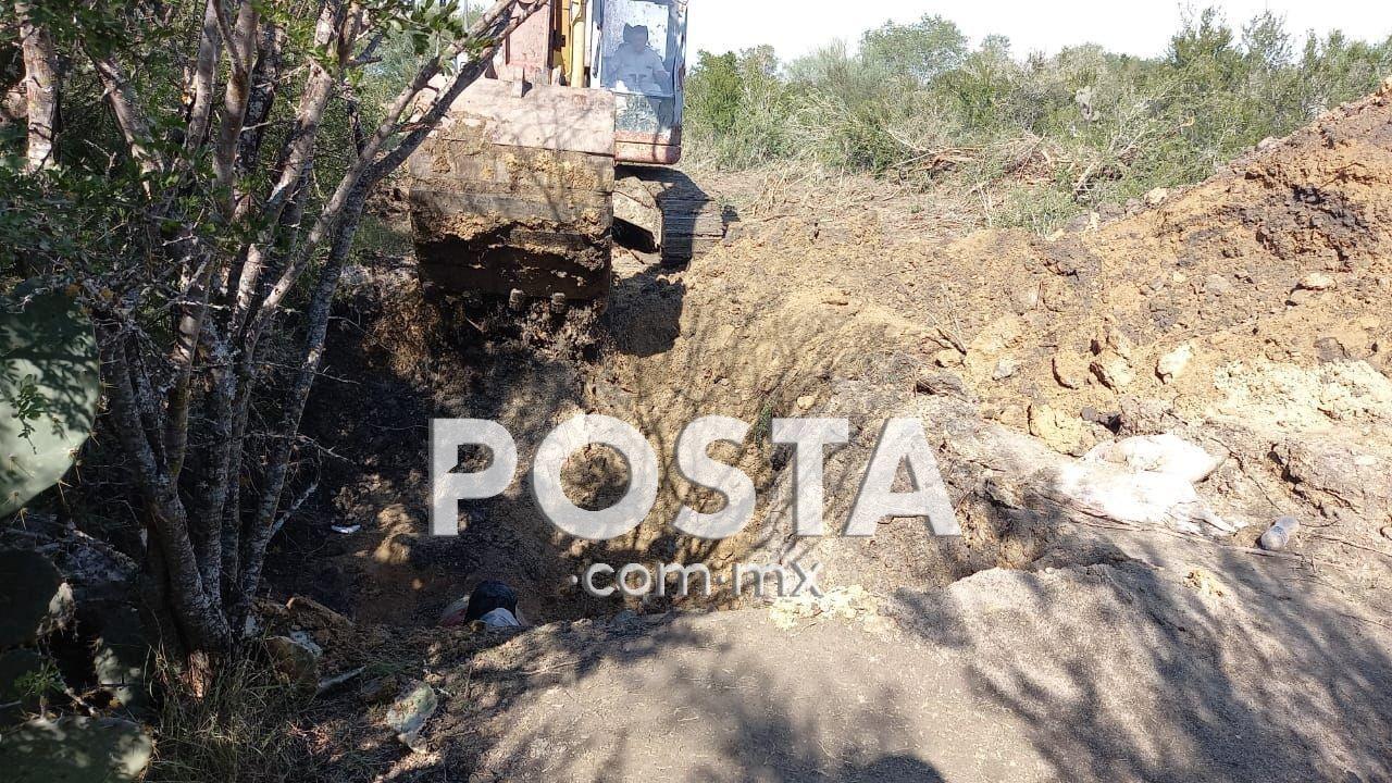 Tras ubicar la zona no se encontraron personas responsables ni vehículos, solo se aseguró el área por Personal de la Refinería quien clausuró la toma. Foto: POSTA MX.