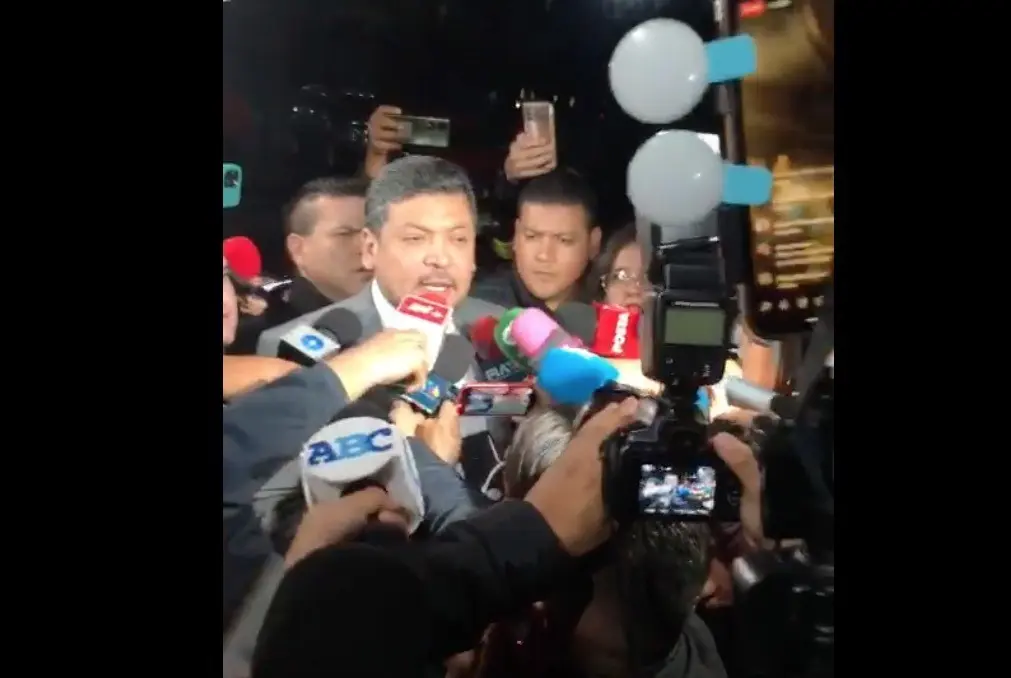 Arriba Luis Enrique Orozco a Palacio de Gobierno de Nuevo León