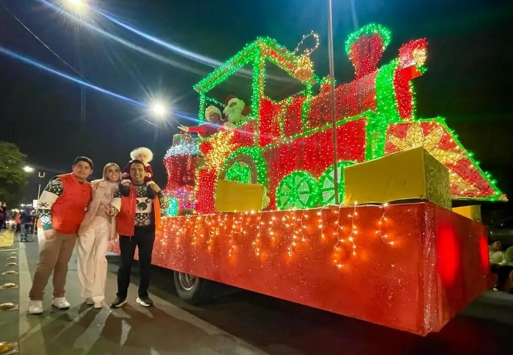 Acompañado de su esposa Paola García Yves y sus hijos, el munícipe encabezó un contingente de 540 participantes. Foto: Municipio de Santa Catarina