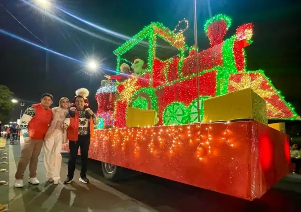 Disfrutan familias de Santa Catarina desfile navideño y encendido del pino