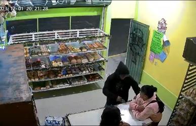 Ixtapaluca: Mujeres hacen correr a ladrón, evitan asalto en panadería (Video)