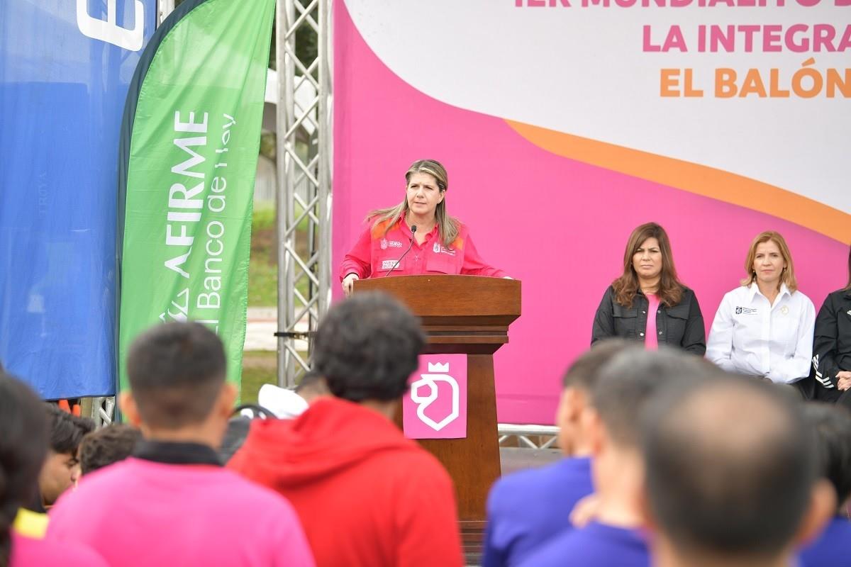 La titular de la Secretaría de Igualdad e Inclusión, Martha Herrera, destacó la importancia de utilizar el deporte como herramienta para fortalecer la convivencia y promover la igualdad. Foto: Secretaría de Igualdad e Inclusión de Nuevo León