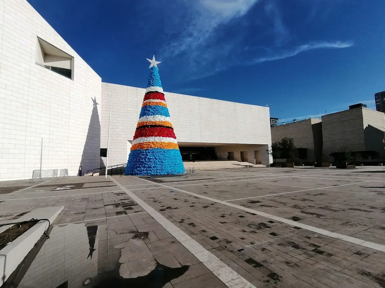 En su explanada, destaca un colorido pino de 3 Museos y un monumental nacimiento que adorna el acceso principal, pero esto no es todo. Foto: Museo de Historia Mexicana