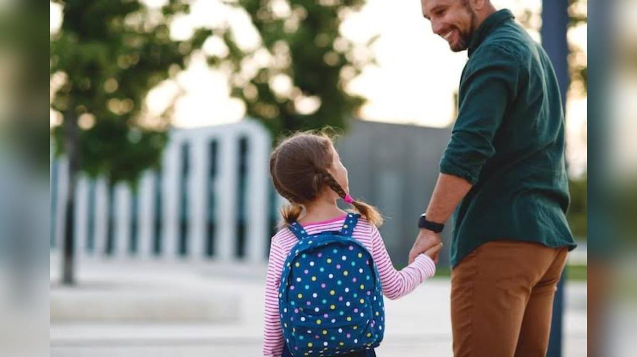 Intentan que los padres de familia se involucre de manera más activa en la educación de sus hijos. Foto: Freepik.