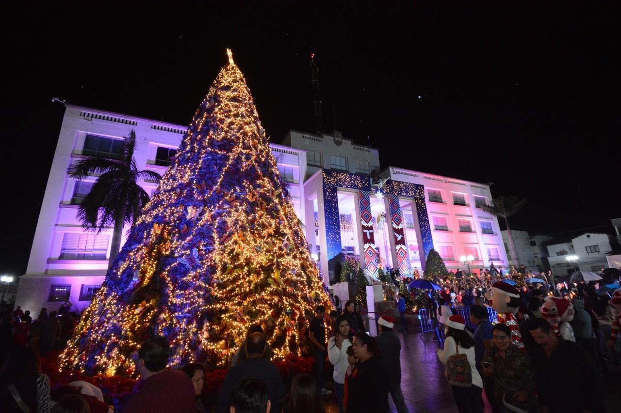 Monumental pino navideño en la plaza Juárez de Ciudad Victoria. Foto: Agencia