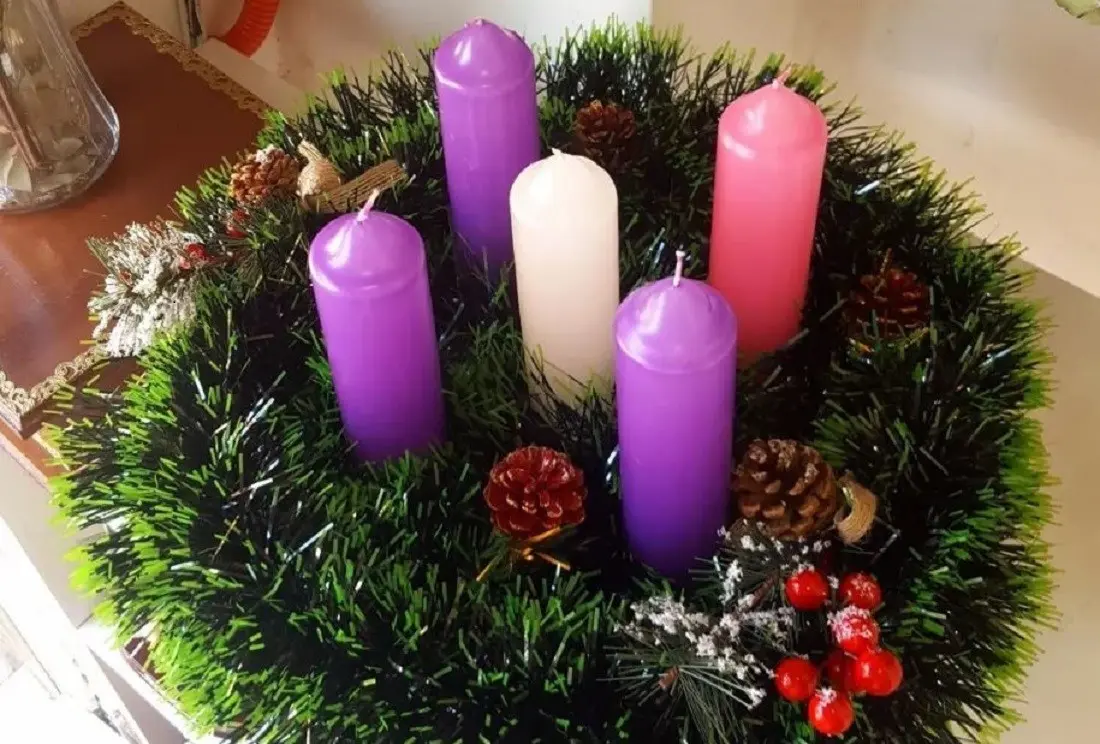 Durante el Adviento, se utiliza la Corona de Adviento como un símbolo de celebración. El encendido de las velas simboliza la preparación para recibir la luz de la Navidad. Foto: Qué Noticias