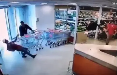 Cliente noquea a un ladrón en supermercado con una botella de refresco (VIDEO)