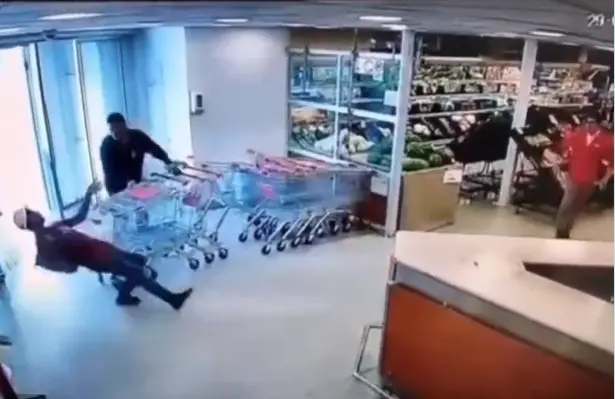 Cliente noquea a un ladrón en supermercado con una botella de refresco (VIDEO)