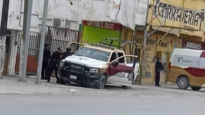 Unidad de la Guardia Estatal dañada por impactos de bala. Foto: Redes