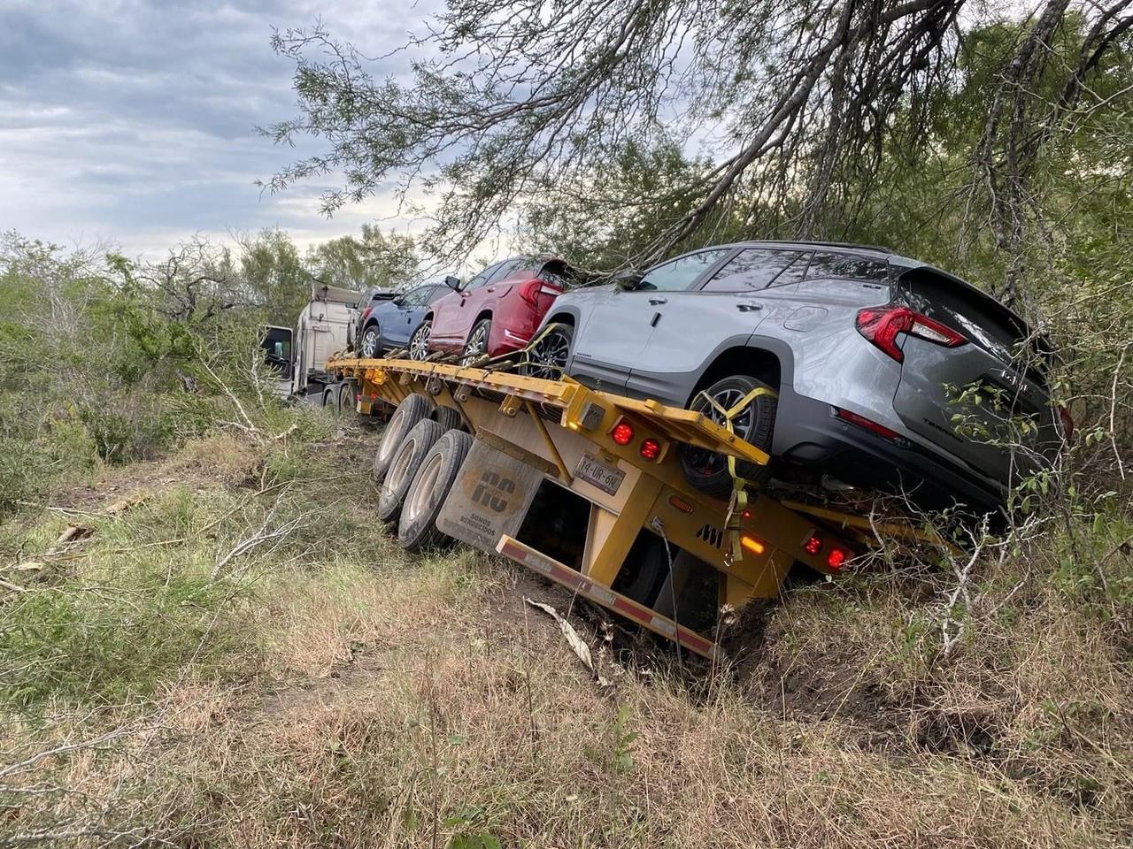 La pesada unidad transportaba vehículos de reciente modelo al momento del accidente. Foto: Agencia