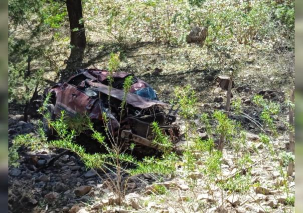 Jovencito muere al volcar hacia un barranco en la sierra de Durango