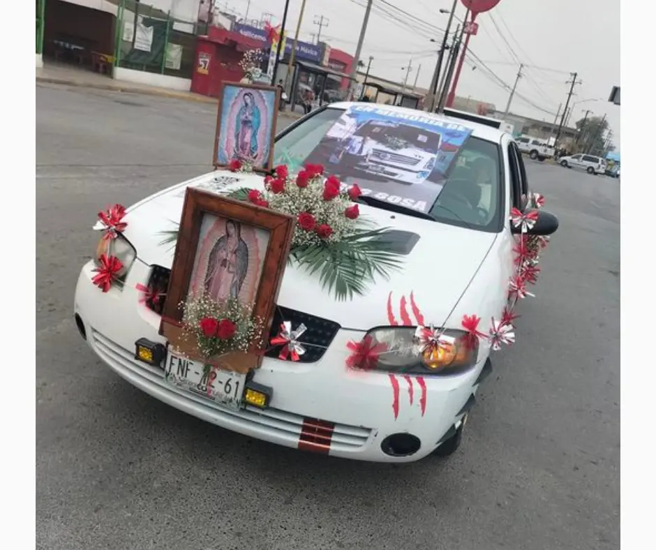 Coches decorados para la peregrinación de la Virgen de Guadalupe. Fotografía de Buses Tuning Saltillo.