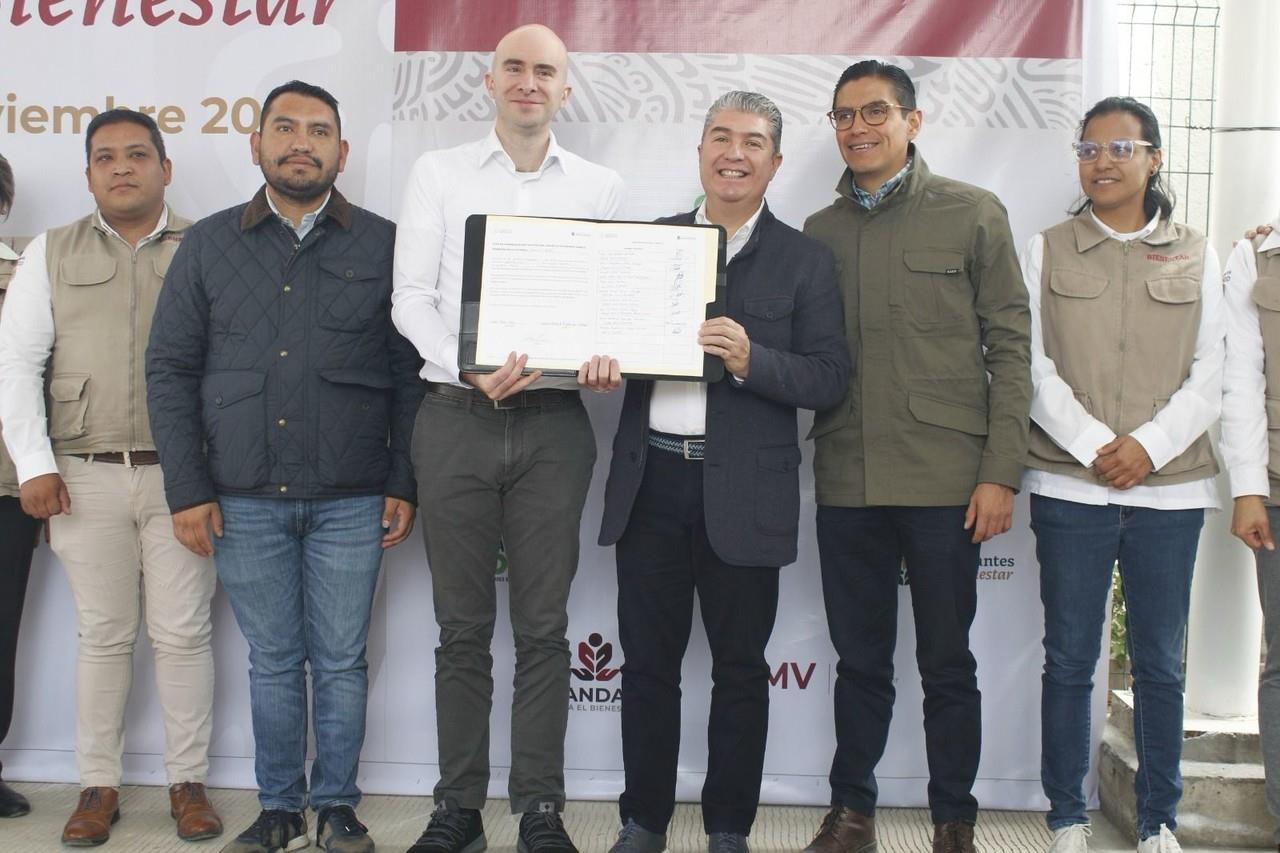Los interantes del Comité de Programas del Bienestar atenderán las dudas de los ciudadanos afuera de los bancos del Bienestar. Foto: Gobierno de Edomex