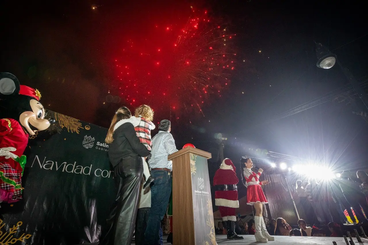 Raúl Cantú enciende el pino navideño en la Plaza Principal de Salinas Victoria