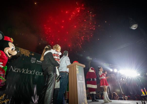 Raúl Cantú enciende el pino navideño en la Plaza Principal de Salinas Victoria