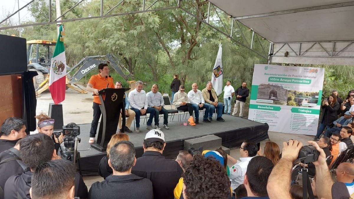 El gobernador de Nuevo León, Samuel García Sepúlveda, durante la  reconstrucción del Puente Vehicular sobre Arroyo Potrerillos. Foto: Pablo González