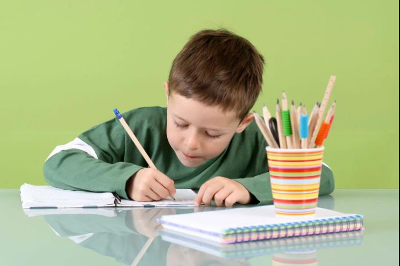 Niño brasileño utiliza a Alexa para hacer su tarea de matemáticas de forma ingeniosa. Foto. Somosmamas