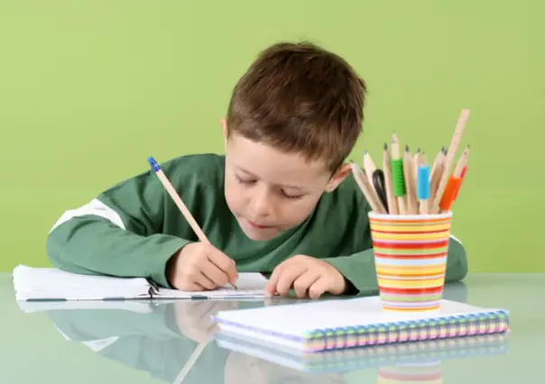 Niño susurra a Alexa para hacer tarea de matemáticas (VIDEO)