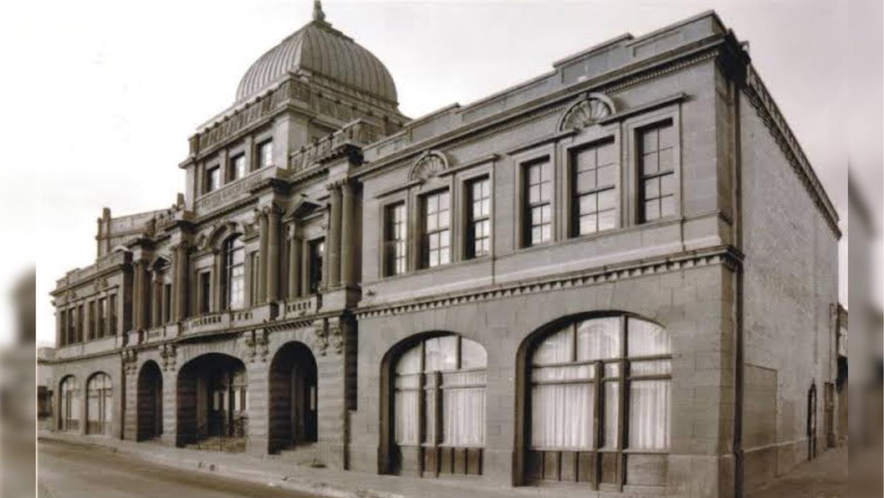 Casi un centenario después del siniestro el teatro continua operando convertido en centro cultural / Foto: Facebook-Teatro García Carrillo