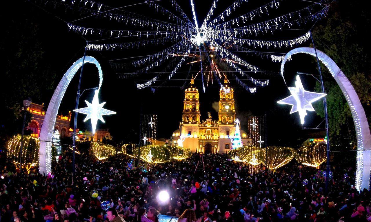 El Centro Histórico de la capital se iluminó con miles de luces, lo que emocionó a los duranguenses que asistieron al acto. Foto: Cortesía.