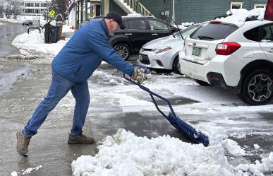 Emergencia por nevadas en el noreste de EU: carreteras resbaladizas y sin electricidad